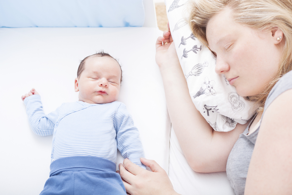 How To Safely Co-sleep With Your Baby To Reduce The Chances Of SIDS ...