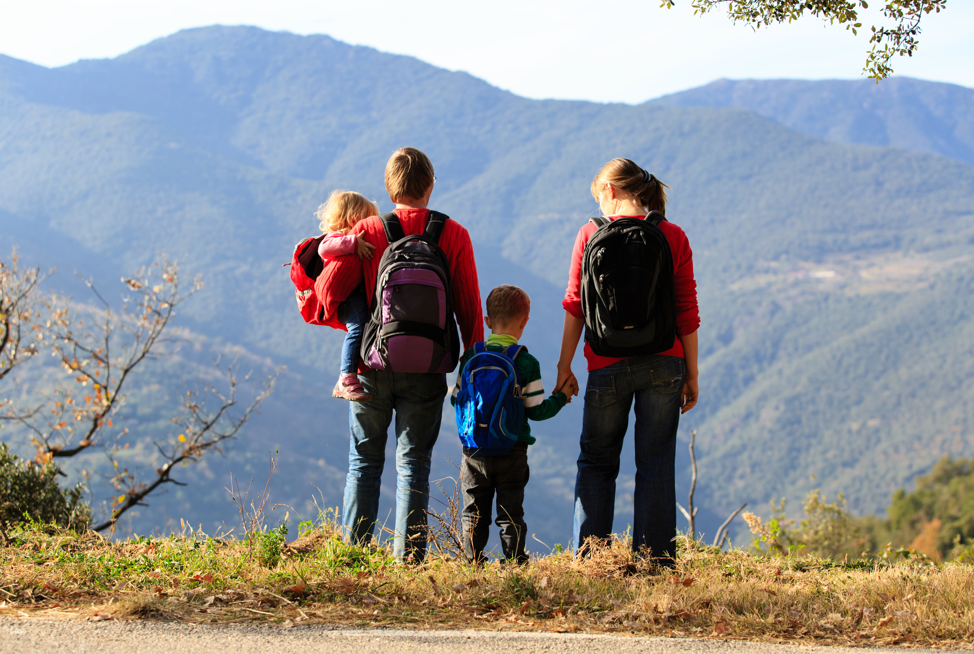 Туристы отец мать и два близнеца должны. Путешествие с детьми. Путешествие с семьей. Горы для детей. Дети в походе.